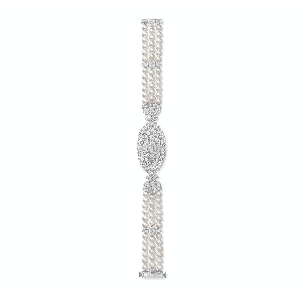 Harry Winston「Fifth Avenue」系列灵感源自纽约「第五大道」的经典地标 白金项链、手链、耳坠 镶嵌珍珠和祖母绿型、榄尖形、水滴形、方形、长阶梯形和圆形切割钻石，象征「Flatiron District 熨斗区」大楼中的一方窗格