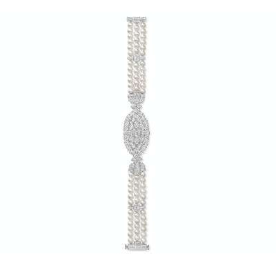 Harry Winston「Fifth Avenue」系列灵感源自纽约「第五大道」的经典地标 白金项链、手链、耳坠 镶嵌珍珠和祖母绿型、榄尖形、水滴形、方形、长阶梯形和圆形切割钻石，象征「Flatiron District 熨斗区」大楼中的一方…