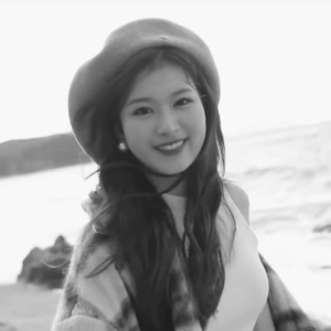 
         与我坠入爱河。
