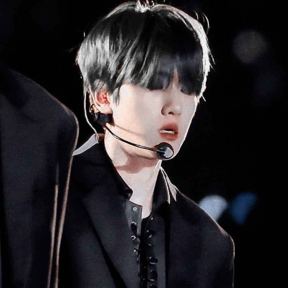 我愿为谷蓝而死，为政瑰而死，只要是为她，世界崩塌时我也不为世界崩塌而死，我偏要为爱而死。