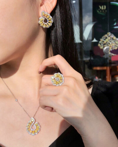 Anna Chong Jewelry 香港 Fancy Yellow 黄钻套装 耳钉 镶嵌黄钻 4.95ct 白钻 0.83ct ； 戒指 镶嵌黄钻 2.39ct 白钻 2.39ct ； 项链 镶嵌黄钻 2.4ct 白钻 0.45ct 白钻，其中围镶白钻颜色 F或G 净度 VS