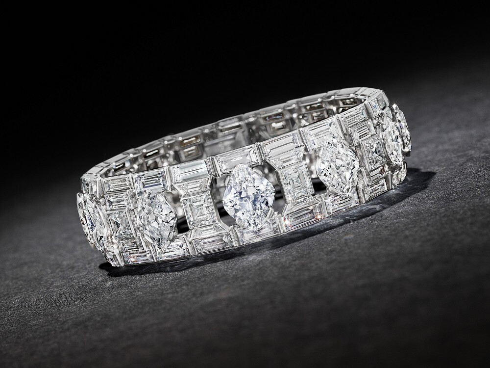 Cartier 卡地亚 Art Deco 艺术装饰风格手链 1925年 镶嵌4.12ct、3.69ct、3.36ct的菱形切割钻石，点缀榄尖形、方形、长阶梯形和菱形切割钻石，曾由欧洲金融家族 Rothschild 罗斯柴尔德家族收藏，成交价77.1万美元