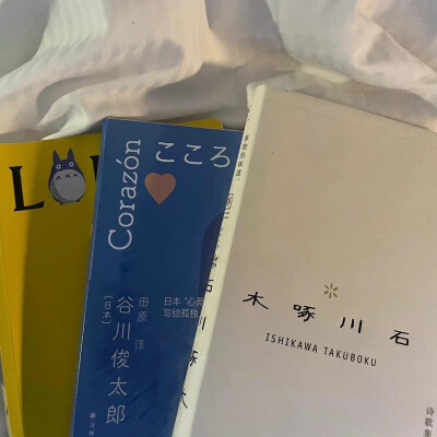 如果有人用钞票扔你
跪下来 一张张拾起来
不要紧的 与你温饱有关的时候
一点点自尊不算什么
—— 《喜宝》 ​