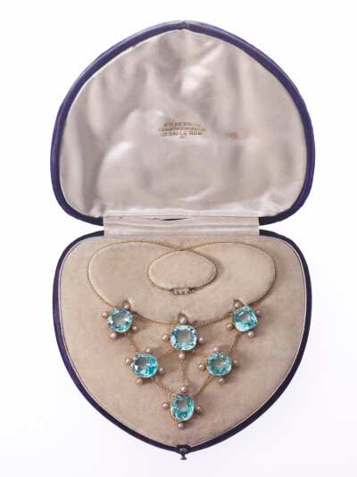 美国俄亥俄州代顿艺术学院为庆祝成立一百周年举办「Maker & Muse 制造者与缪斯：女性与20世纪初珠宝艺术」古董珠宝展 海蓝宝石项链与首饰盒 1890年代 镶嵌六颗海蓝宝石，周围点缀珍珠