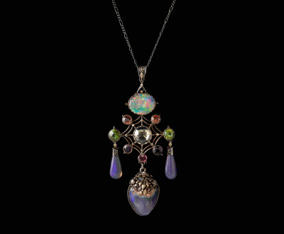 美国俄亥俄州代顿艺术学院为庆祝成立一百周年举办「Maker & Muse 制造者与缪斯：女性与20世纪初珠宝艺术」古董珠宝展 欧泊项链 1900年代 主石为一颗白欧泊，搭配圆形切割彩色宝石
