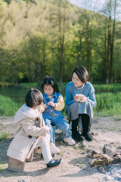 春风带来治愈
摄影：洪小漩
出镜：大家一起
自从我搞了个小小的烧烤架后，便三番两次动员身边朋友去野炊。
清明假期之前，我几番游说，同学一家估计觉得盛情难却，于是，驱车半个小时，和我们在上虞石井水库碰头…