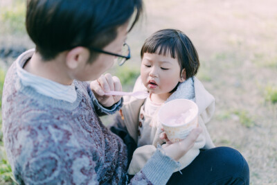 春风带来治愈
摄影：洪小漩
出镜：大家一起
自从我搞了个小小的烧烤架后，便三番两次动员身边朋友去野炊。
清明假期之前，我几番游说，同学一家估计觉得盛情难却，于是，驱车半个小时，和我们在上虞石井水库碰头…