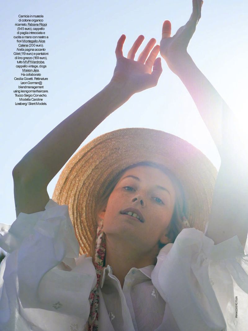 Elle Italia April 2022 意大利版ELLE 4月刊 “Film Bianco”主题，明媚的春日阳光。
模特: Caroline Lossberg
摄影: Francois Rotger