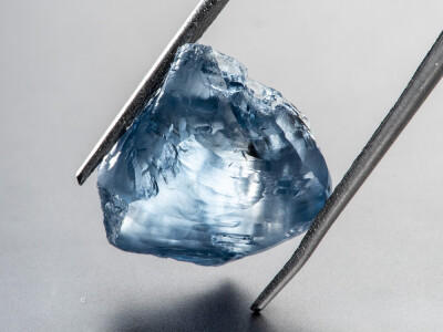 英国钻石开采商 Petra Diamonds 以1490万美元售出一颗20.08ct宝石级蓝钻原石，平均每克拉价格为74.1万美元。这颗蓝钻于2019年9月开采自南非 Cullinan 钻石矿，为 Type IIb 型钻石