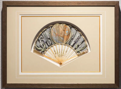 古董厅里珍藏的新艺术时期工匠依照穆夏画作制作的折扇