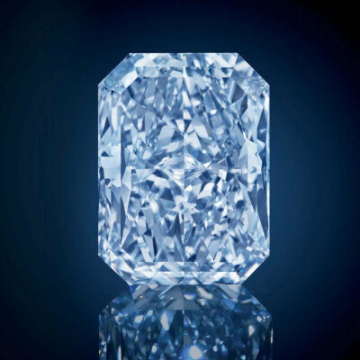 De Beers 戴比尔斯 Cullinan Dream 蓝钻 采用长方形切割，重24.18ct，达到 Fancy Intense Blue 色级和 VS2 净度级别，为一颗 Type IIb 型钻石