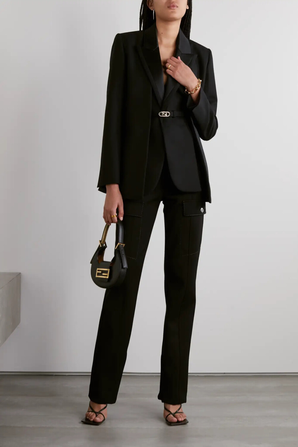 fendi 这款西装外套在 2022 春夏秀台上面世,采用粒纹羊毛精制而成.