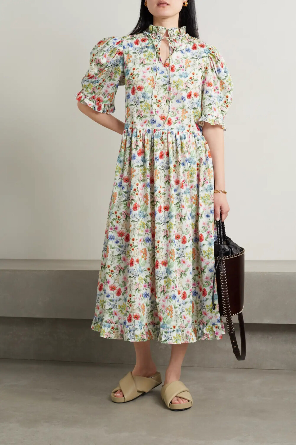 Horror Vacui 的作品颇得复古衣款的神韵，却又更多几分摩登之美。这款 “Toni” 连衣裙采用纯棉制成，印有彩色的 “Fairytale” 花卉图案，颈部和泡泡袖以精巧荷叶边相呼应。建议搭配拖鞋或高跟鞋。