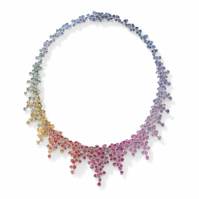 Damiani 意大利「Mimosa Rainbow」系列灵感来自「含羞草」独特的圆形花球，镶嵌超过10种的钻石、彩色蓝宝石和不同色调的红宝石，呈现彩虹般的明艳色调 白金项链、戒指、耳坠