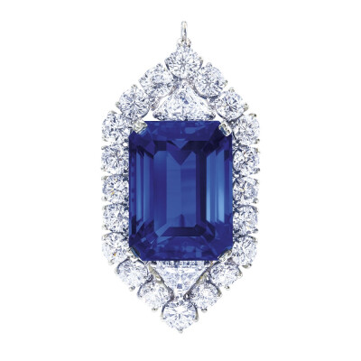 Christie's 佳士得日内瓦秋拍「Magnificent Jewels」蓝宝石挂坠 主石为一颗42.97ct的八角形切割蓝宝石，经 SSEF 和 Gübelin 鉴定产自缅甸，未经过加热处理，为「皇家蓝」（Royal Blue）蓝宝石，主石周围点缀圆形切割…