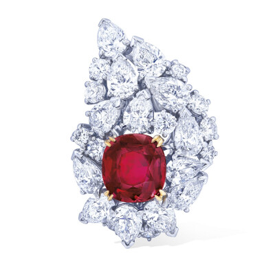 Christie's 佳士得日内瓦秋拍「Magnificent Jewels」红宝石戒指 主石为一颗3.88ct的枕形切割红宝石，经 Gübelin 和 SSEF 鉴定产自缅甸，未经过加热处理，为「Pigeon Blood 鸽血红」红宝石，主石周围镶嵌水滴形和圆形…