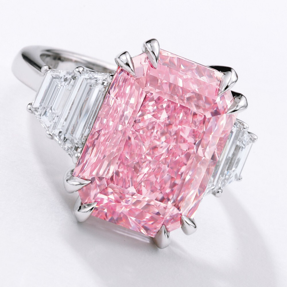  Sotheby's 苏富比香港秋拍 粉钻戒指 主石为一颗10.64ct的切角方形切割粉钻，经 GIA 鉴定为 Type IIa 型钻石，达到 Fancy Vivid Pruple-Pink 紫粉色，IF 净度级别，主石两侧各镶嵌2颗阶梯形切割钻石。成交价1.56亿港币