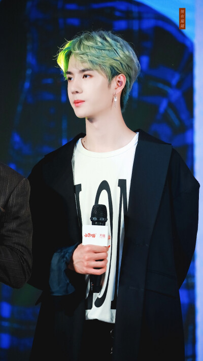 180427 小迷糊见面会 @UNIQ-王一博 ☀奶盖好可爱☀ cr:logo