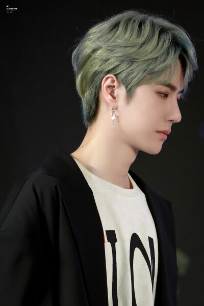 180427 小迷糊见面会 @UNIQ-王一博 ☀奶盖好可爱☀ cr:logo