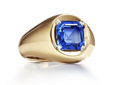 Tiffany 蒂芙尼「Jewel Box」系列灵感源自16世纪诞生的「Cabinets of Curiosity 珍奇屋」男士珠宝「Signature Ring 图章戒指」金质戒指 镶嵌一颗枕形切割红宝石、或一颗祖母绿型切割蓝宝石、或一颗祖母绿型切割钻石