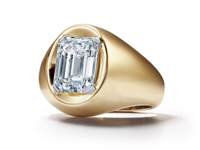 Tiffany 蒂芙尼「Jewel Box」系列灵感源自16世纪诞生的「Cabinets of Curiosity 珍奇屋」男士珠宝「Signature Ring 图章戒指」金质戒指 镶嵌一颗枕形切割红宝石、或一颗祖母绿型切割蓝宝石、或一颗祖母绿型切割钻石