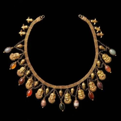 蓬巴杜夫人也是新文艺复兴珠宝爱好者，此条19世纪的伊特鲁里亚风格黄金嵌宝石项链便属于她
