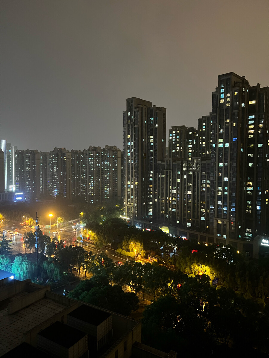 一边吹过你吹过的晚风
一边给你看（一声）着烟雨中的瓦胡同