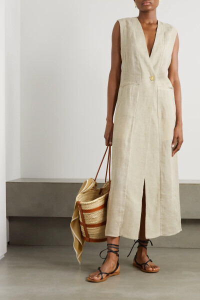 Le Kasha 这款 “Hadaba” 长马甲诞生于品牌的巴黎工坊，裁自意大利产有机亚麻，版型简约优雅，腰部仅点缀单颗纽扣。样式大方的它，能轻松提升造型的时髦感，内搭阔腿裤则更显休闲随性。