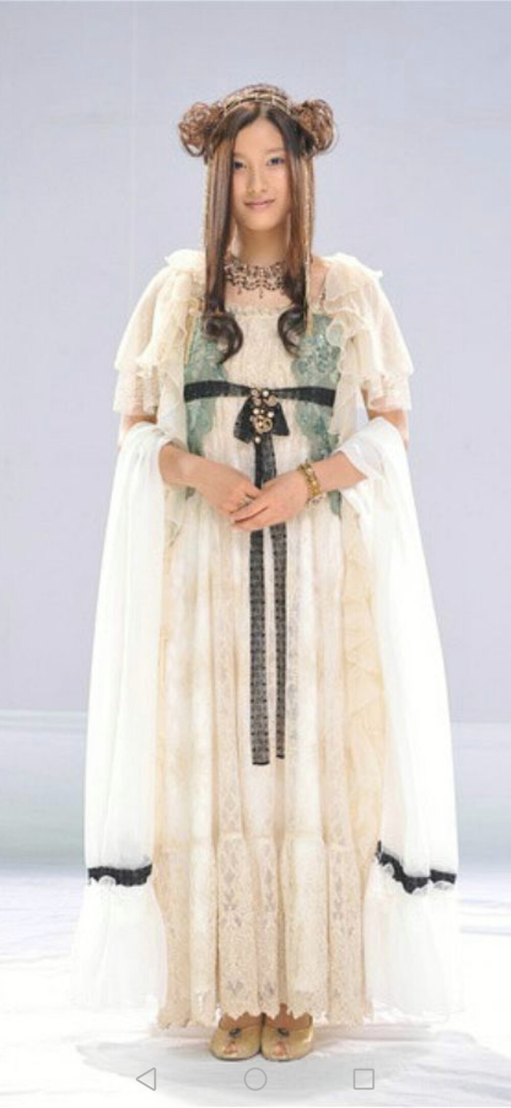 艾美拉娜（土屋太凤 饰）