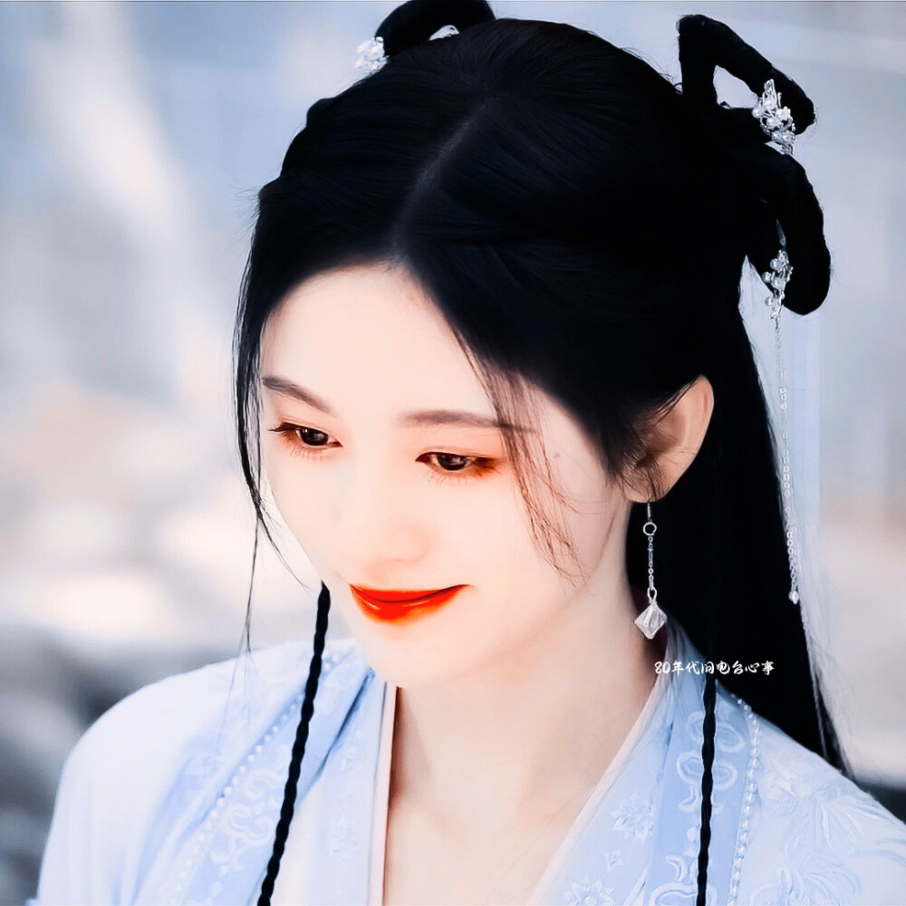 ·姑娘 你耳朵红了
鞠 婧 祎 //背景沈知秋
