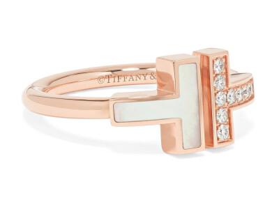 Tiffany 蒂芙尼「Tiffany T」系列 T Square 玫瑰金戒指 镶嵌黑色缟玛瑙、白色珍珠母贝、或总重0.07ct的钻石