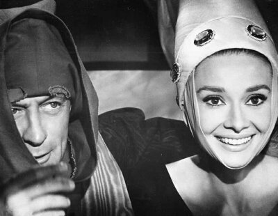 奥黛丽•赫本在电影《巴黎假期》中的一套化装舞会造型。