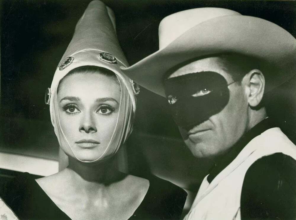 奥黛丽•赫本在电影《巴黎假期》中的一套化装舞会造型。