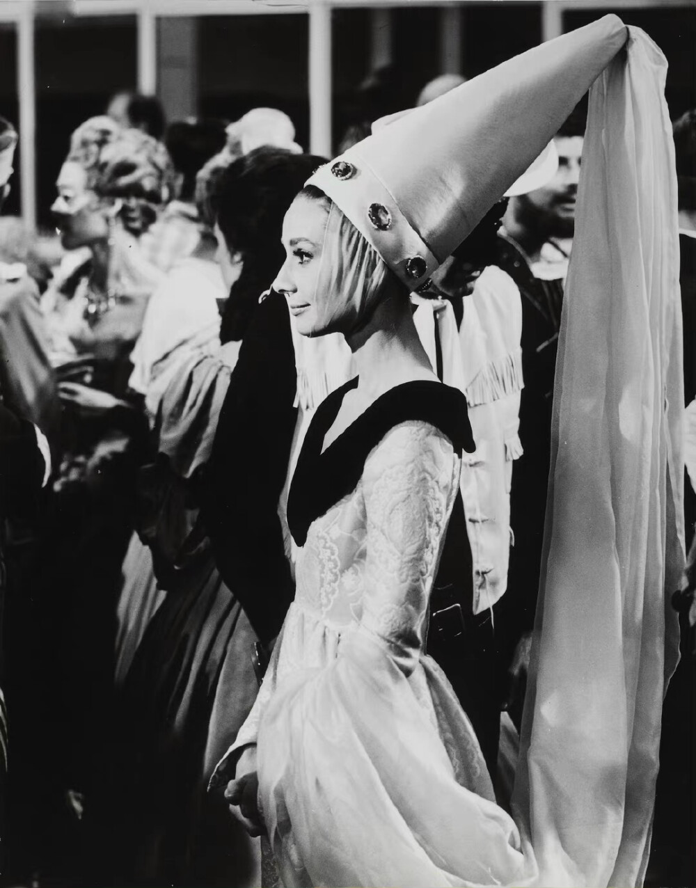 奥黛丽61赫本在电影《巴黎假期》中的一套化装舞会造型.