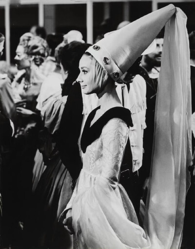 奥黛丽•赫本在电影《巴黎假期》中的一套化装舞会造型。