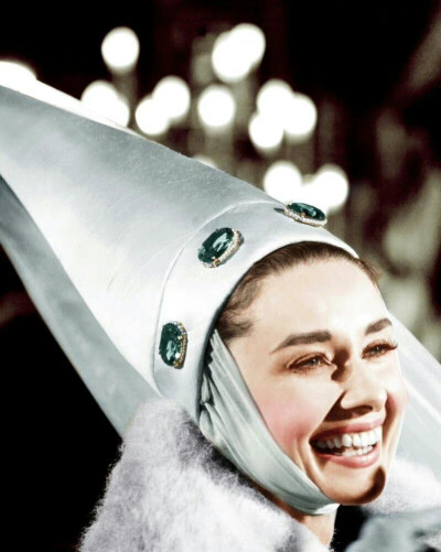 奥黛丽•赫本在电影《巴黎假期》中的一套化装舞会造型。