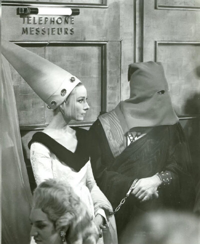 奥黛丽•赫本在电影《巴黎假期》中的一套化装舞会造型。