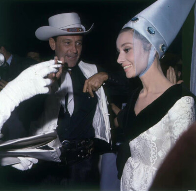 奥黛丽•赫本在电影《巴黎假期》中的一套化装舞会造型。