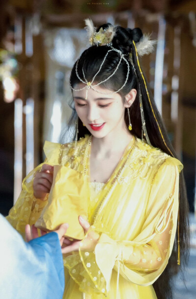 花戎魏枝
鞠婧祎
图cr logo