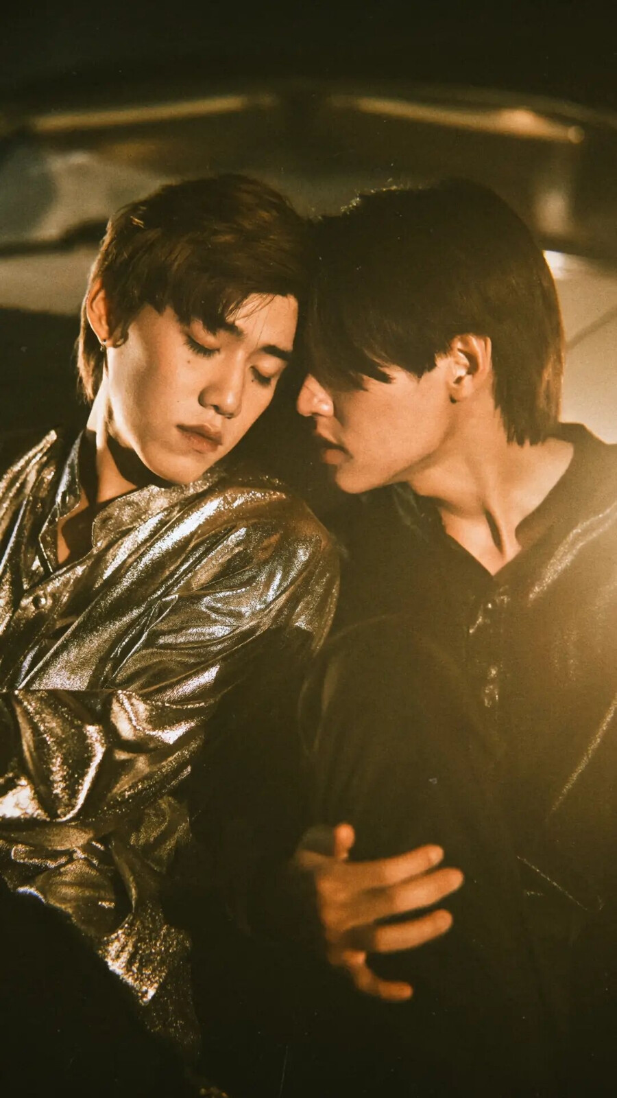 亲爱的
我本来想与很长一段话来证明你有多重要
但我写了又写,改了又改发现我想对你说的话只有五个字
"留在我身边”