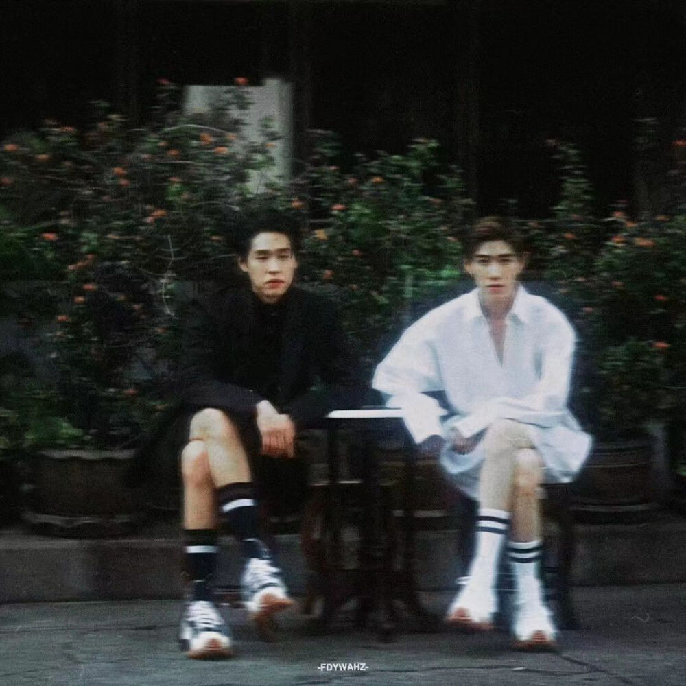 亲爱的
我本来想与很长一段话来证明你有多重要
但我写了又写,改了又改发现我想对你说的话只有五个字
"留在我身边”