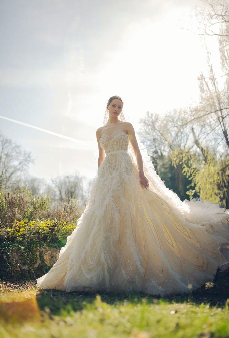 Elie Saab Bridal S/S 2023 "Ethereal Radiance"
摄影: Alexandra Sophie
[weibo@小象王国]