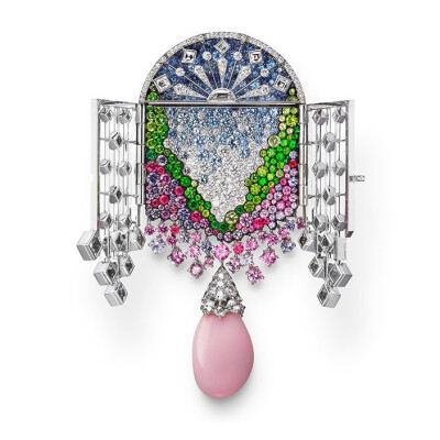 Mikimoto 日本「Jardin Mystérieux」系列主题为「欧洲的庭院」的梦幻氛围 白金胸针 铺镶蓝宝石、翠榴石、祖母绿、粉色尖晶石、紫色蓝宝石和钻石，胸针下方坠有一颗水滴形海螺珠，透过庭院大门看到繁茂的花园景象