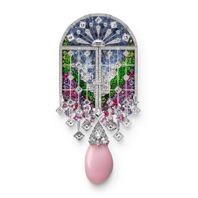 Mikimoto 日本「Jardin Mystérieux」系列主题为「欧洲的庭院」的梦幻氛围 白金胸针 铺镶蓝宝石、翠榴石、祖母绿、粉色尖晶石、紫色蓝宝石和钻石，胸针下方坠有一颗水滴形海螺珠，透过庭院大门看到繁茂的花园景象