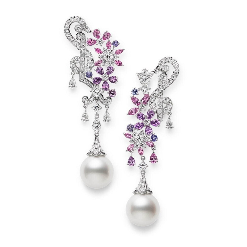 Mikimoto 日本「Jardin Mystérieux」系列主题为「欧洲的庭院」的梦幻氛围 白金耳坠 镶嵌白珍珠、粉色蓝宝石、紫色蓝宝石、坦桑石和钻石