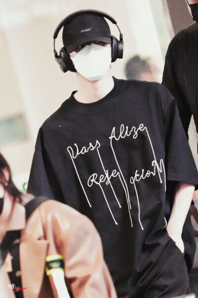 刘耀文 海口机场饭拍 cr.Natunight丨Haru