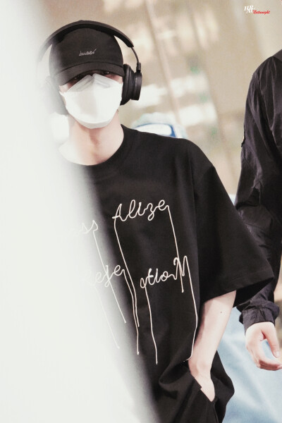 刘耀文 海口机场饭拍 cr.Natunight丨Haru