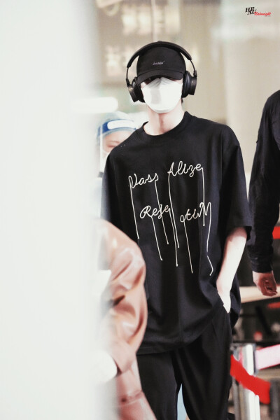 刘耀文 海口机场饭拍 cr.Natunight丨Haru