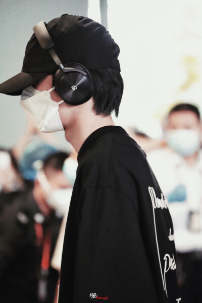 刘耀文 海口机场饭拍 cr.Natunight丨Haru