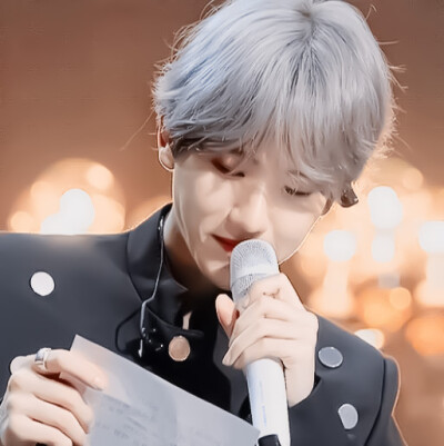 边伯贤BAEKHYUN* “生命是有光的，在我熄灭以前能够照亮你一点，就是我所有能做的了.”